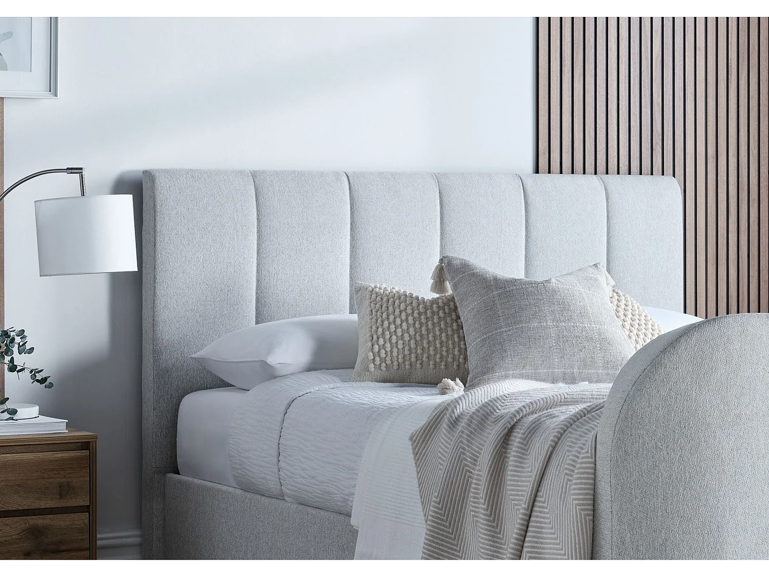 Upholstered Storage bed - 135 x 190 cm Ottoman Bed Integrated TV Feature With Ottoman Storage in Cream