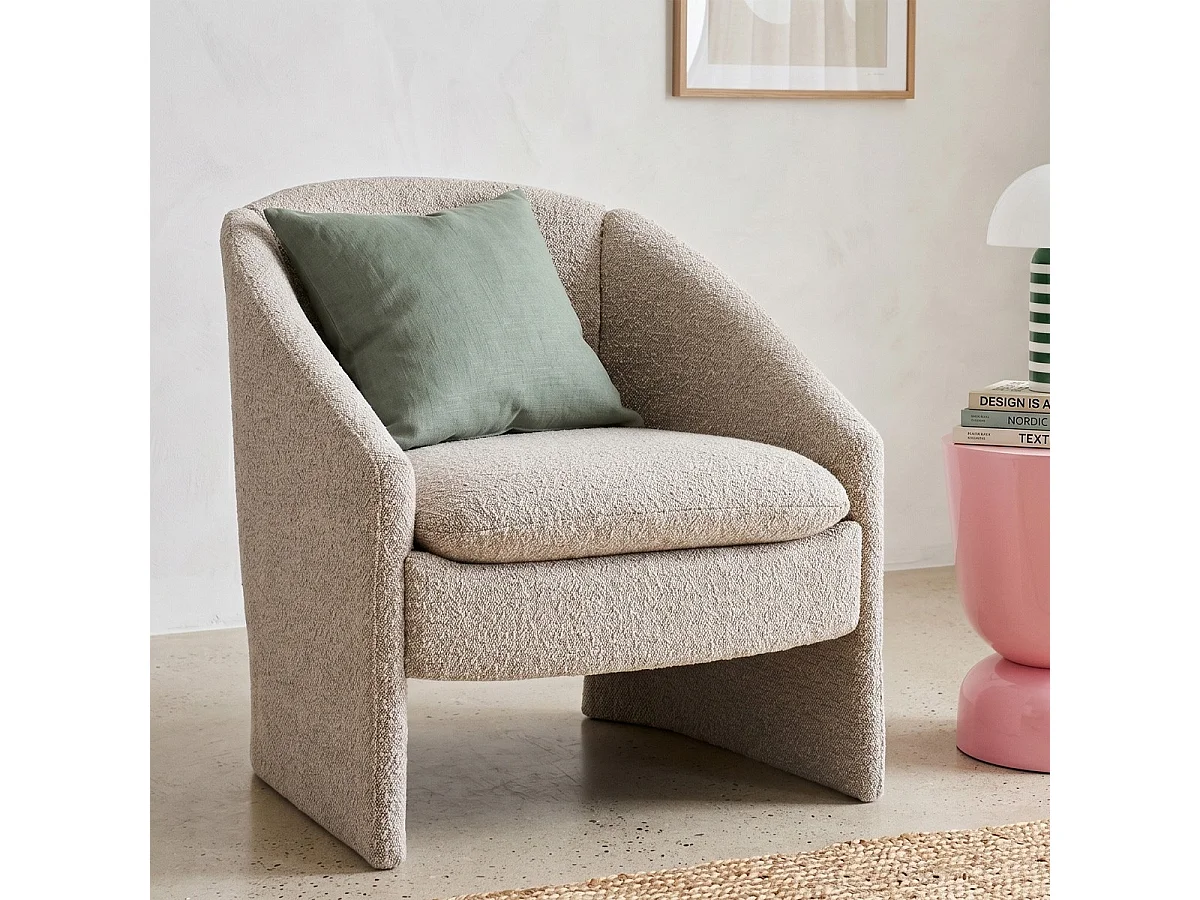 fauteuil arrondi en tissu bouclé taupe - Ami
