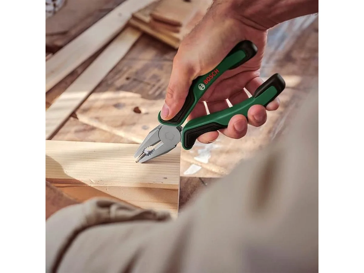 Pince universelle Bosch Universal en acier dur, poignées soft-grip ergonomiques, finition chrome-nickel vert/noir
