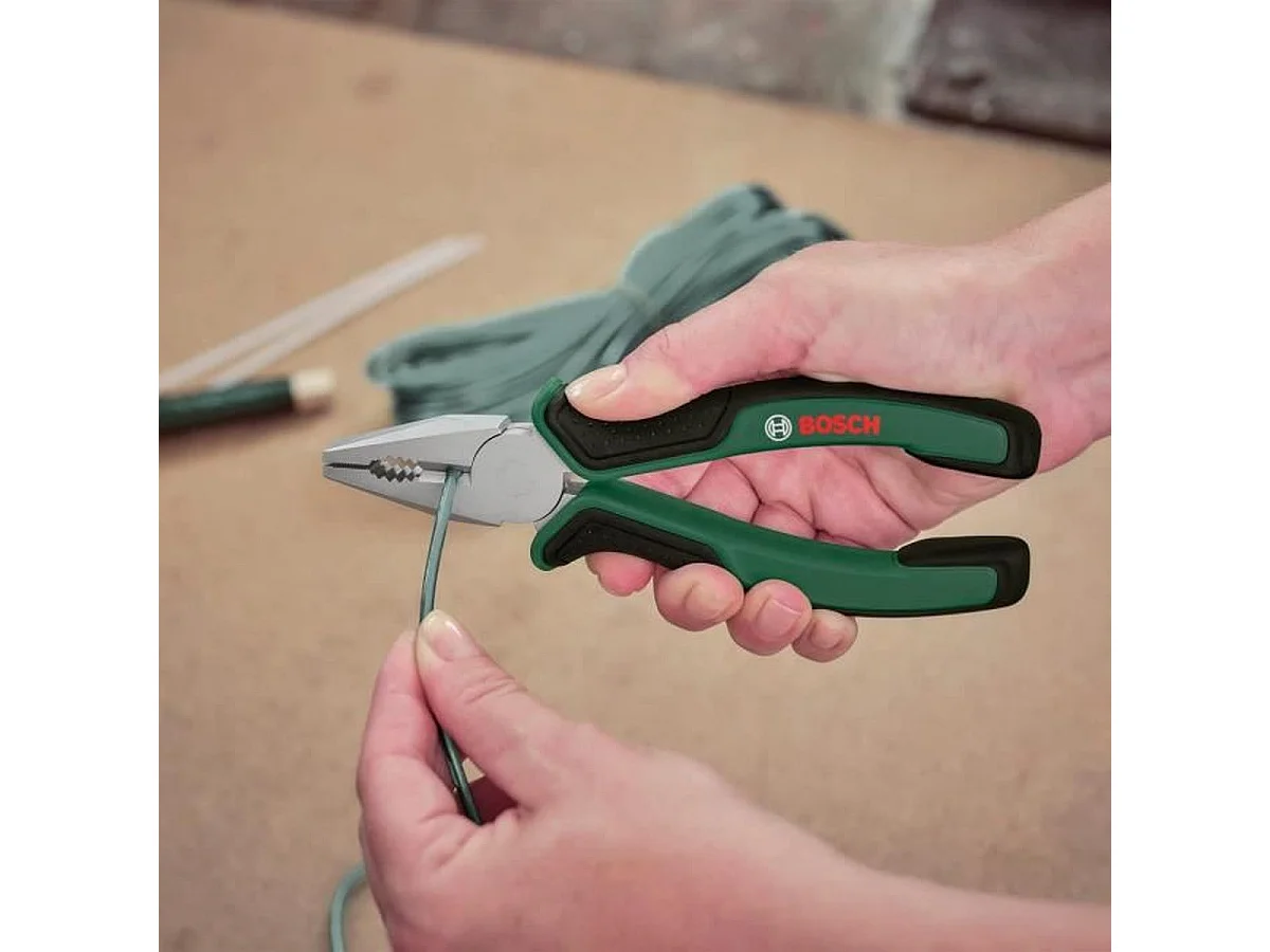 Pince universelle Bosch Universal en acier dur, poignées soft-grip ergonomiques, finition chrome-nickel vert/noir