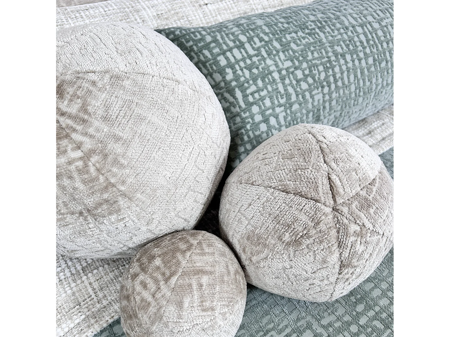 Coussin décoratif rond en tissu chenille beige - diamètre 30 cm - Happy Pill