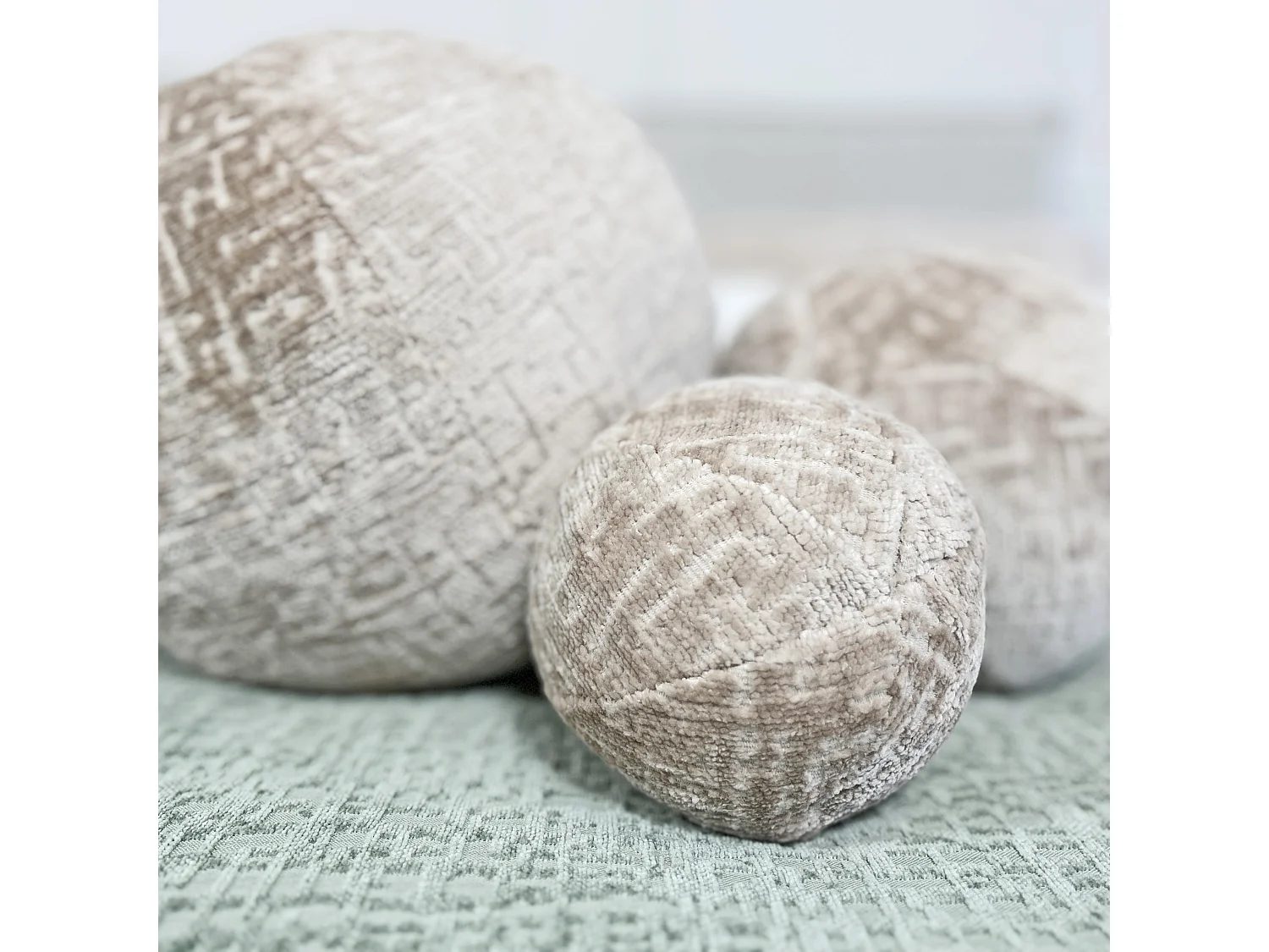 Coussin décoratif rond en tissu chenille beige - diamètre 30 cm - Happy Pill