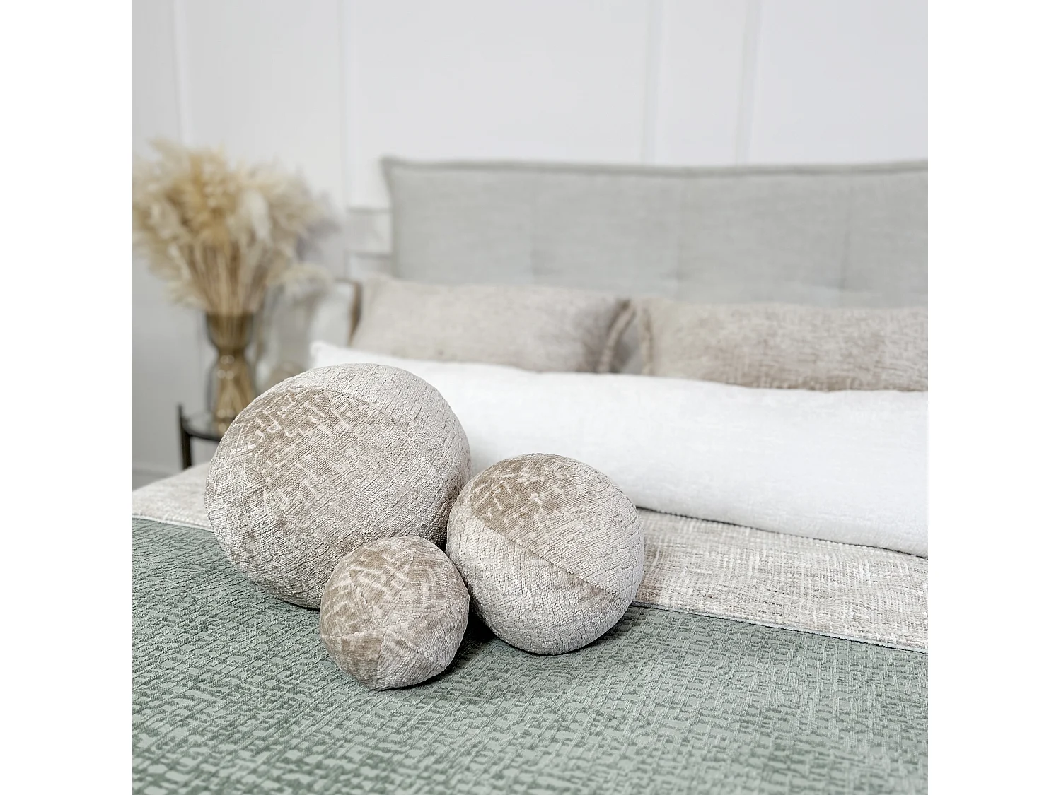 Coussin décoratif rond en tissu chenille beige - diamètre 30 cm - Happy Pill