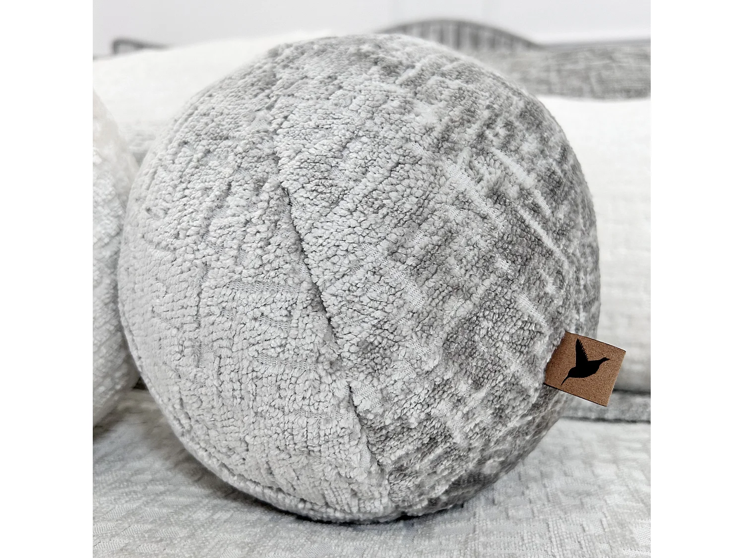 Coussin décoratif rond en tissu chenille gris - diamètre 13 cm - Happy Pill