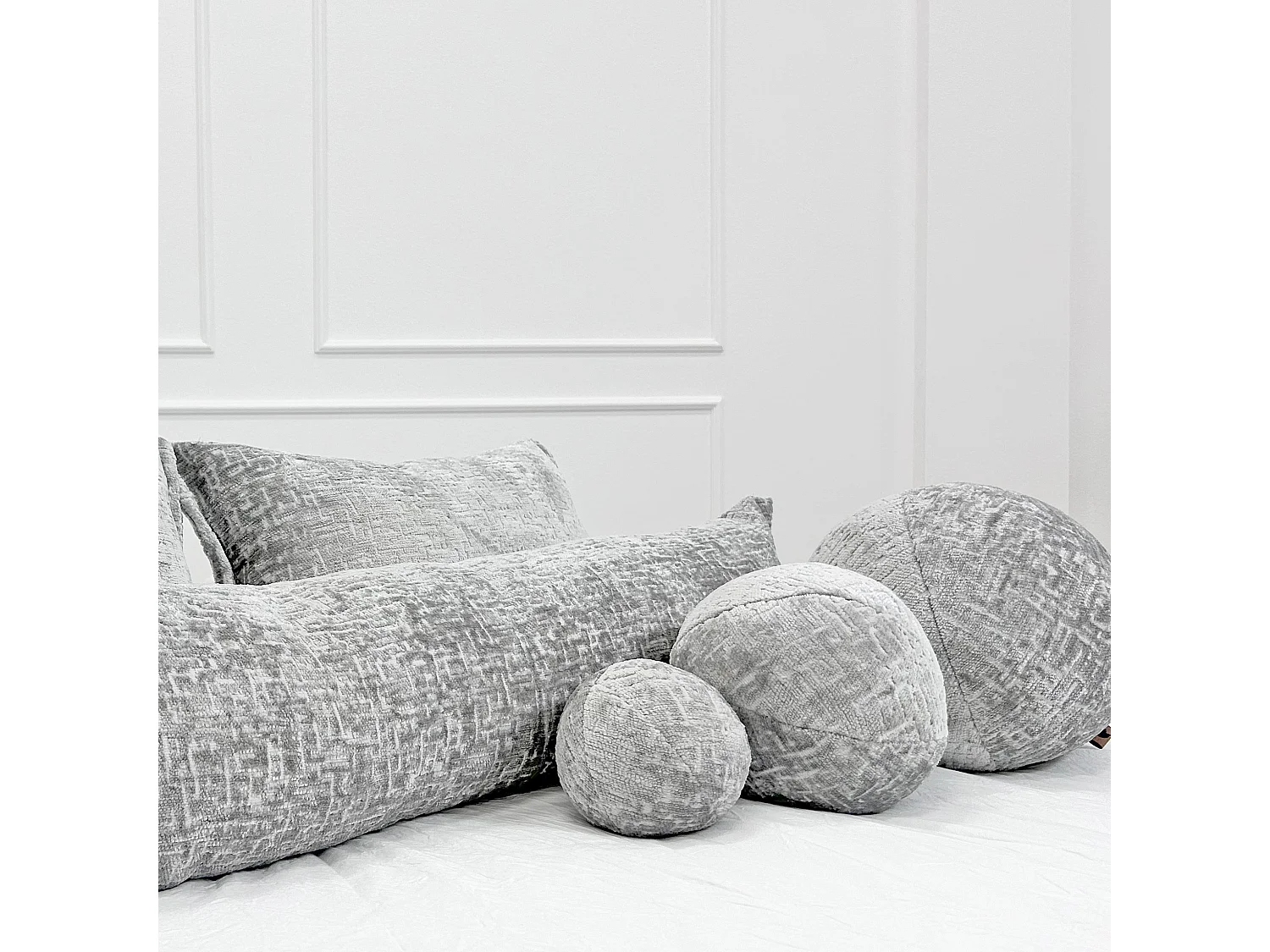 Coussin décoratif rond en tissu chenille gris - diamètre 13 cm - Happy Pill
