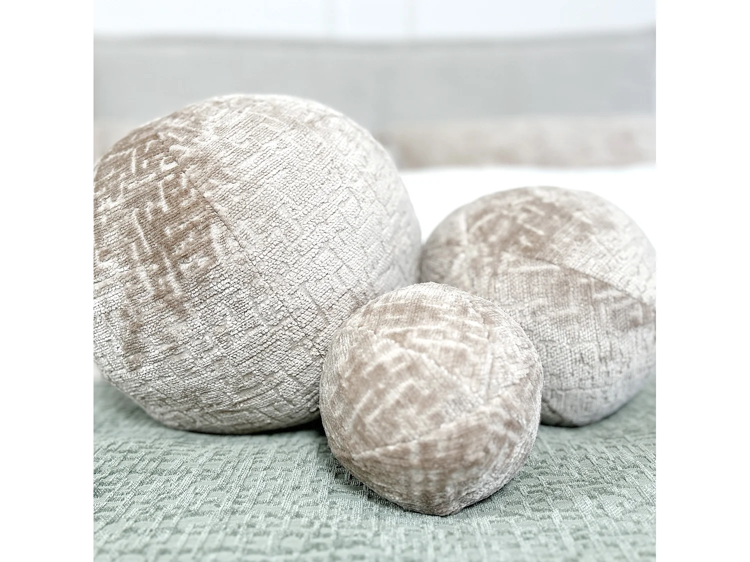 Lot de 2 coussins rond en tissu chenille beige - diametre: 13 et 30 cm - Happy Pill