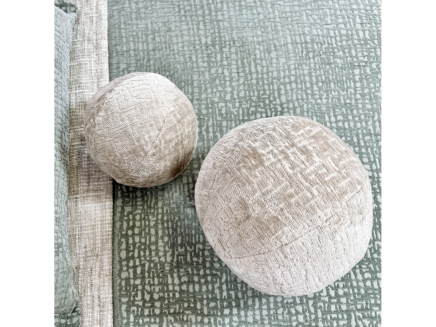 Lot de 2 coussins rond en tissu chenille beige - diametre: 13 et 30 cm - Happy Pill