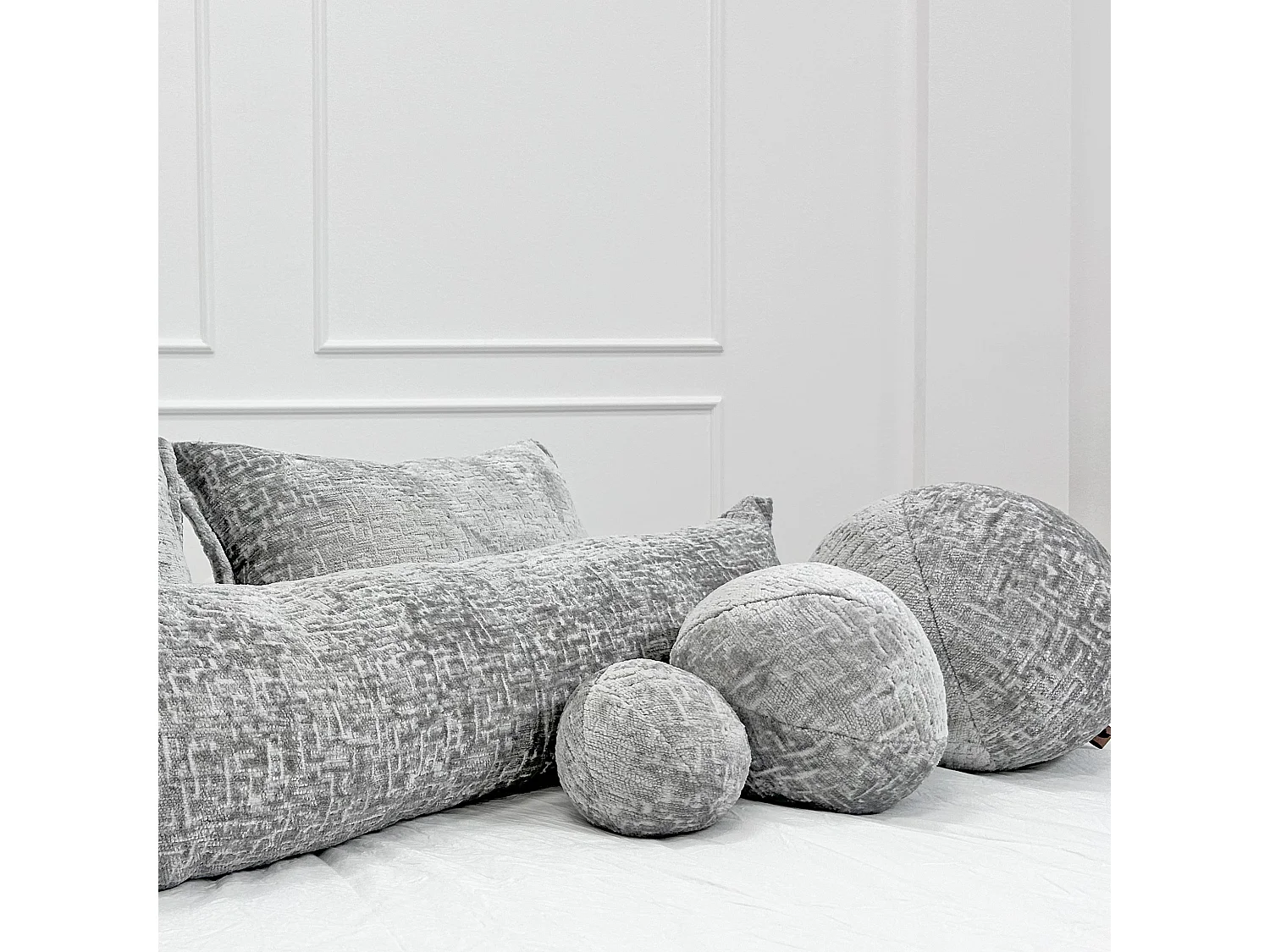 Lot de 3 coussins rond en tissu chenille gris - diametre: 13, 20, 30 cm - Happy Pill