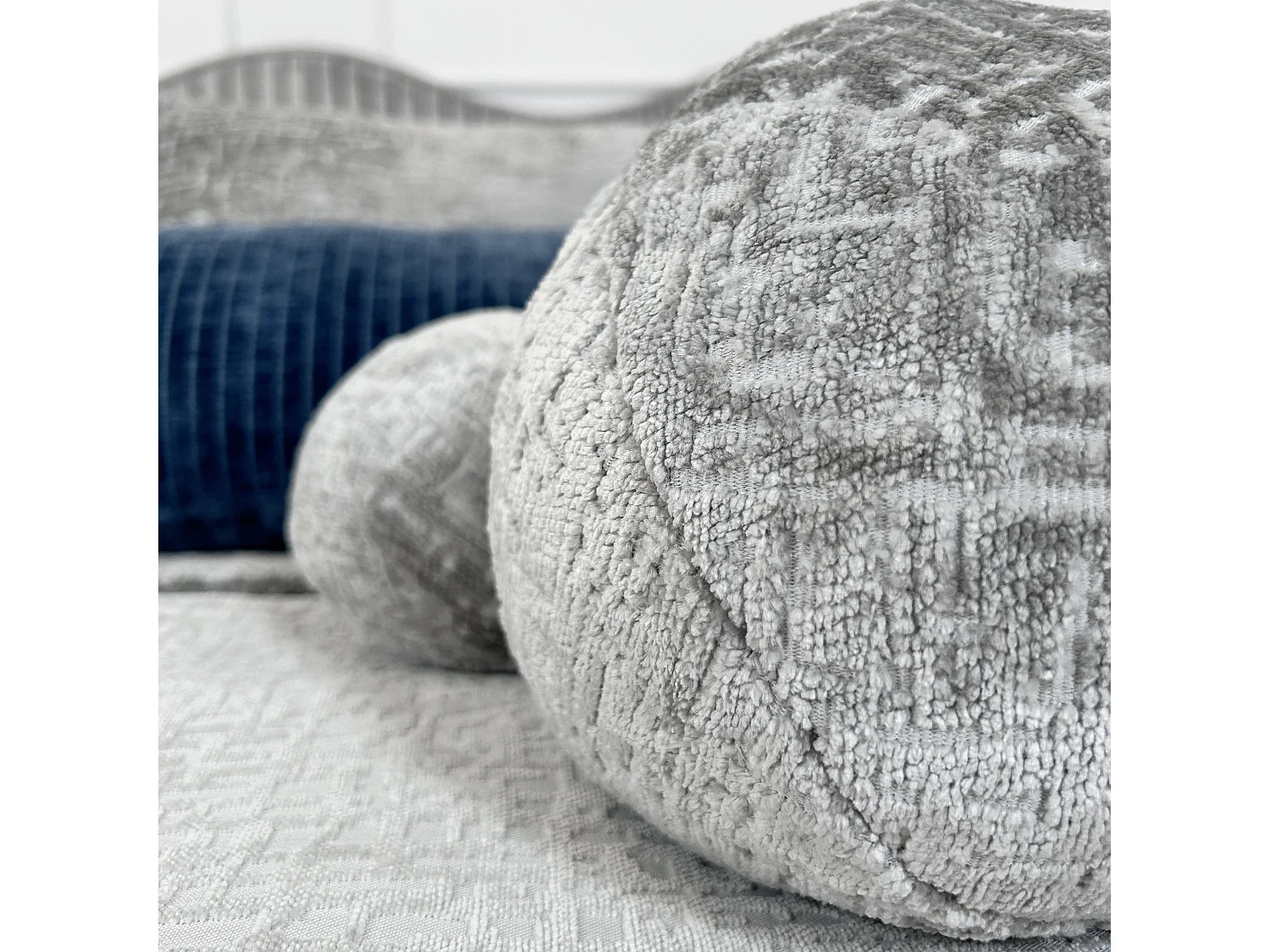Lot de 3 coussins rond en tissu chenille gris - diametre: 13, 20, 30 cm - Happy Pill