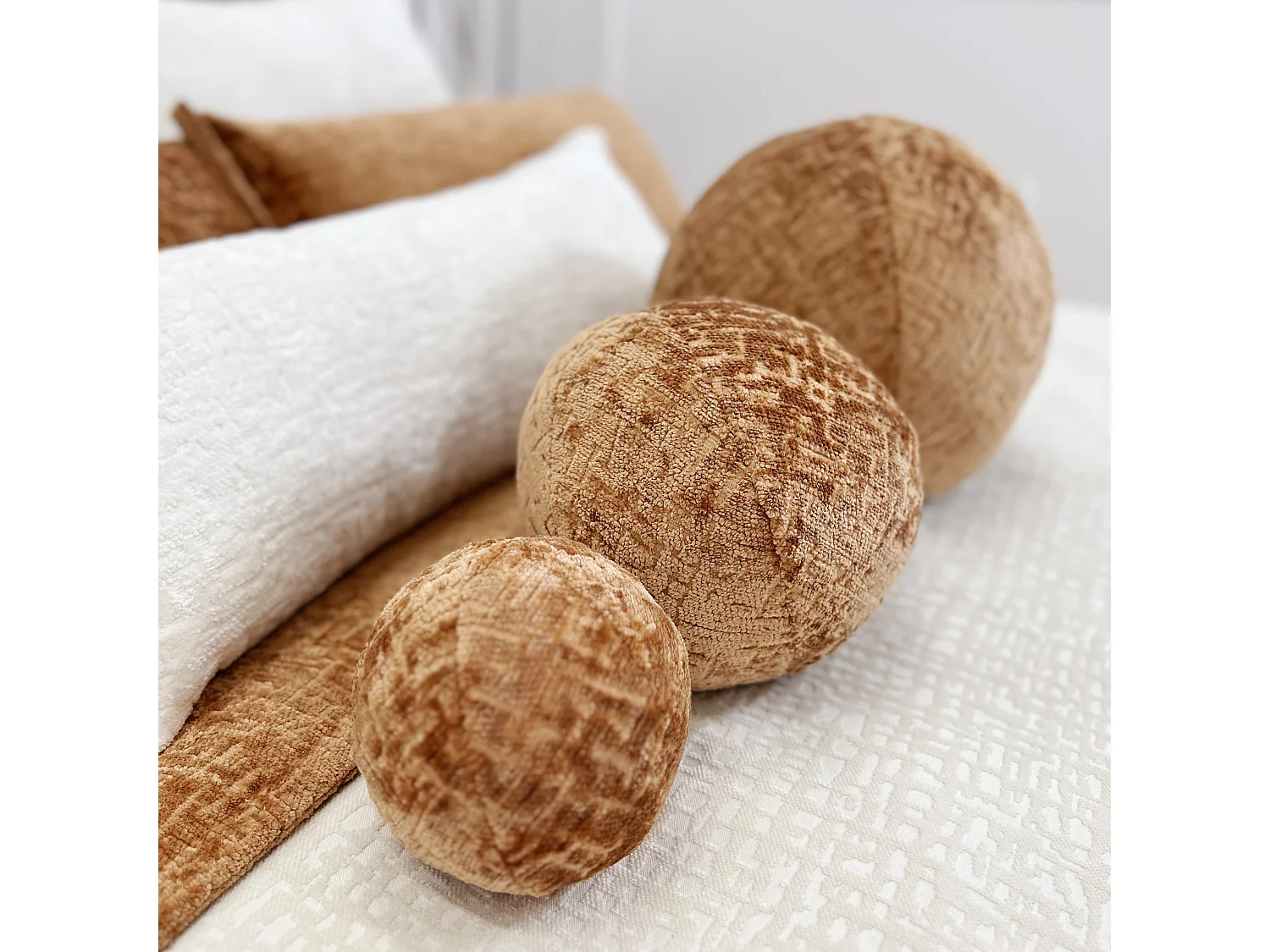 Lot de 2 coussins rond en tissu chenille cuivre - diametre: 13 et 30 cm - Happy Pill