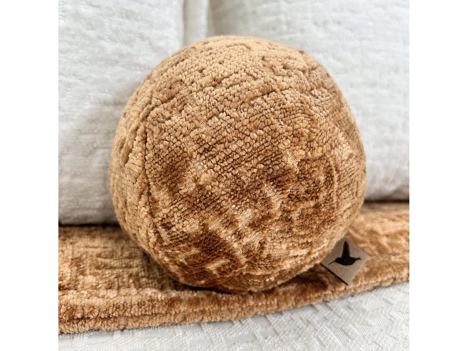 Coussin décoratif rond en tissu chenille cuivre - diamètre 13 cm - Happy Pill