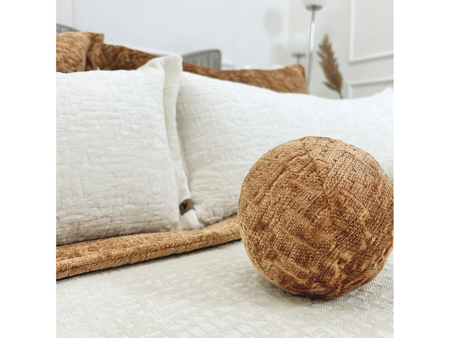 Coussin décoratif rond en tissu chenille cuivre - diamètre 30 cm - Happy Pill