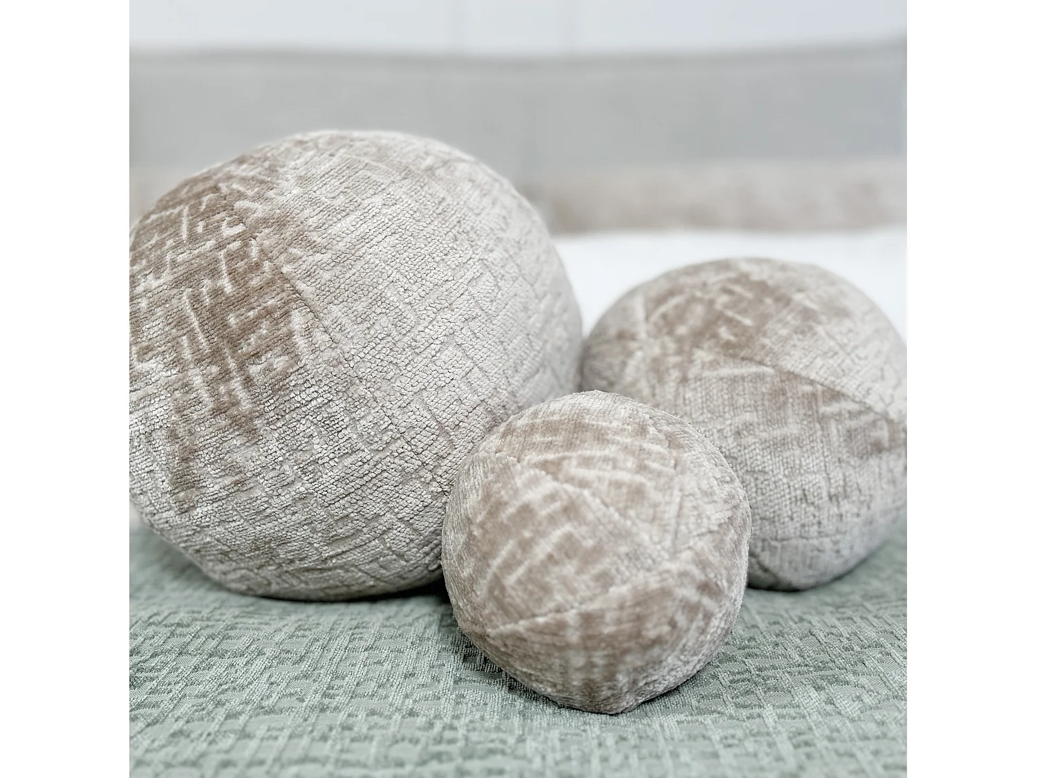 Lot de 3 coussins rond en tissu chenille beige - diametre: 13, 20, 30 cm - Happy Pill