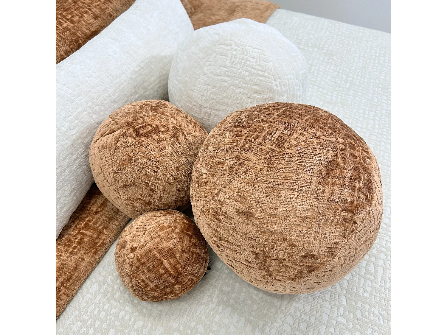 Lot de 3 coussins rond en tissu chenille cuivre - diametre: 13, 20, 30 cm - Happy Pill
