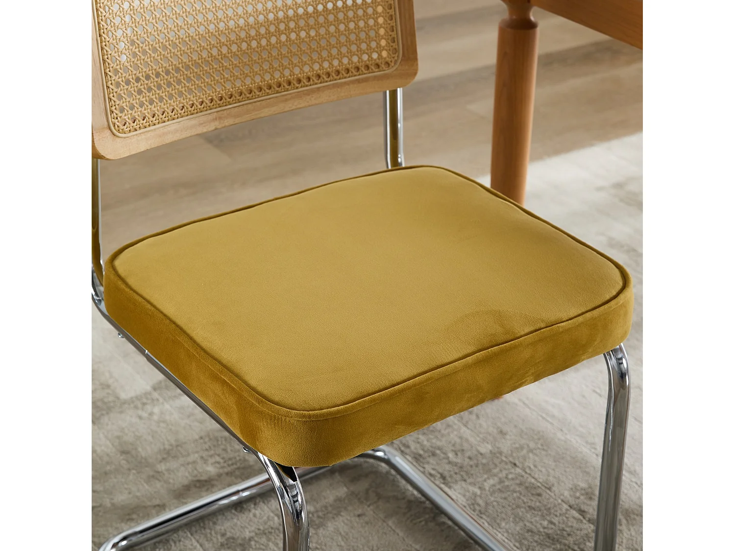 Lot de 2 chaises velours, dossier rotin, piètement chromé, style scandinave rétro, doré