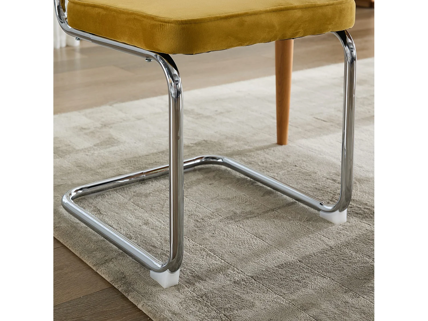 Lot de 2 chaises velours, dossier rotin, piètement chromé, style scandinave rétro, doré