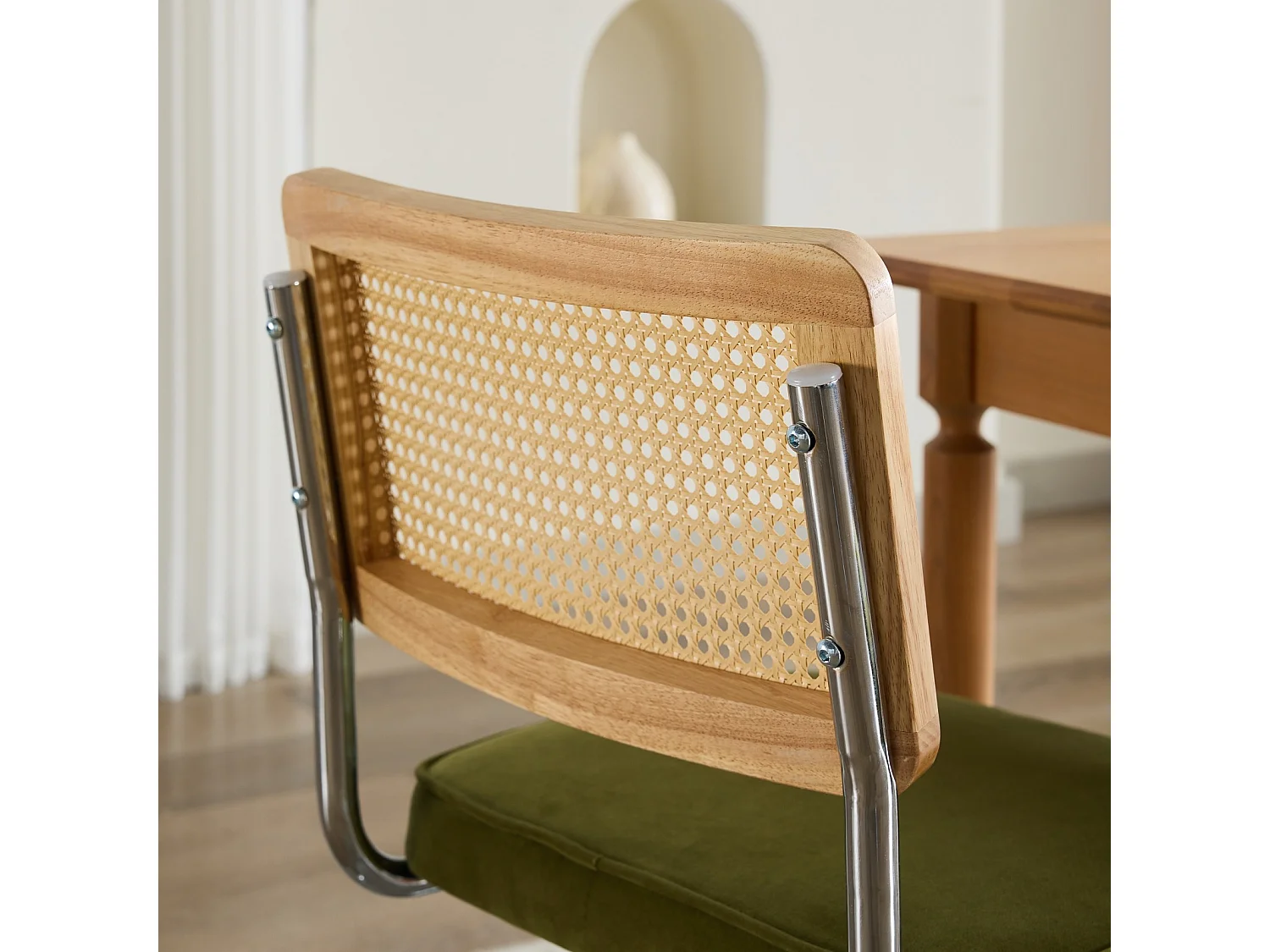 Lot de 2 chaises velours vert olive, dossier rotin naturel, pieds acier chromé, design vintage