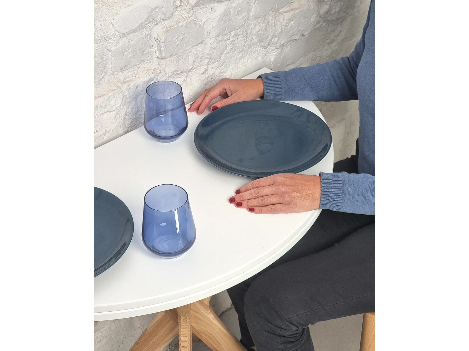 Table à manger demi-ronde extensible Jubi 90 cm, 2 personnes - Vert Sauge | Pieds en frêne massif teinté chêne