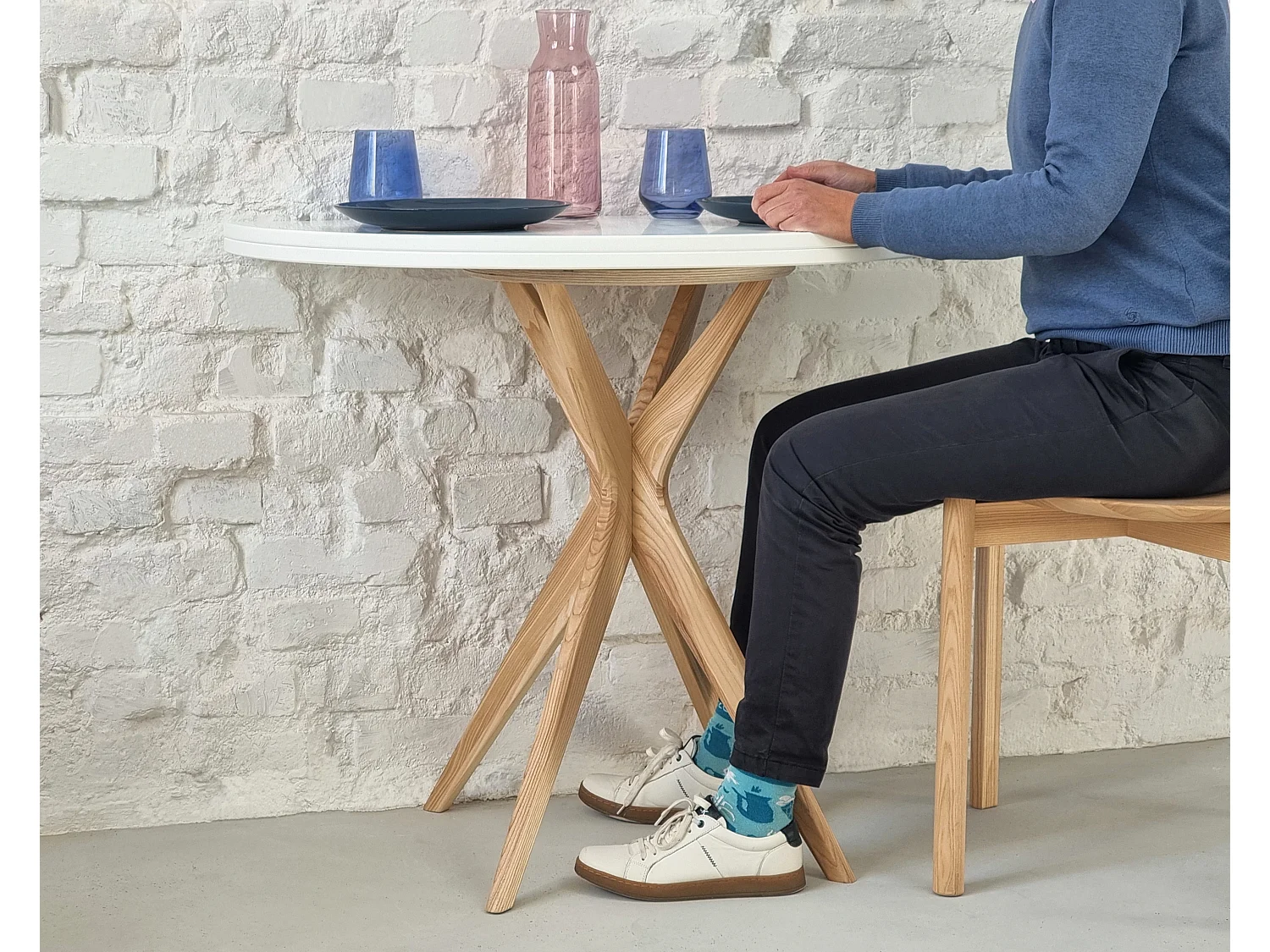 Table à manger demi-ronde extensible Jubi 90 cm, 2 personnes - Blanc | Pieds en frêne massif teinté chêne