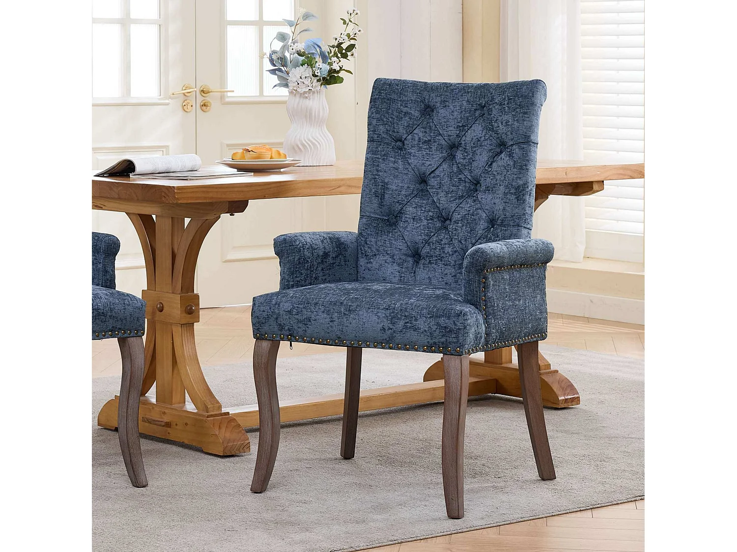Eetkamerstoel van chenille met armleuningen en houten poten - Blauw