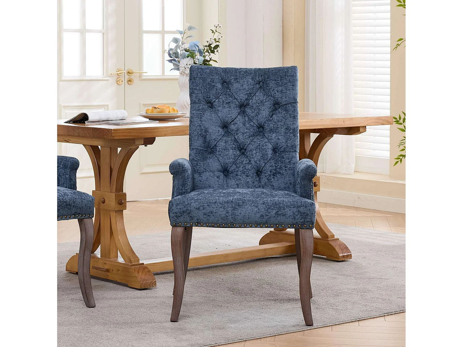 Eetkamerstoel van chenille met armleuningen en houten poten - Blauw