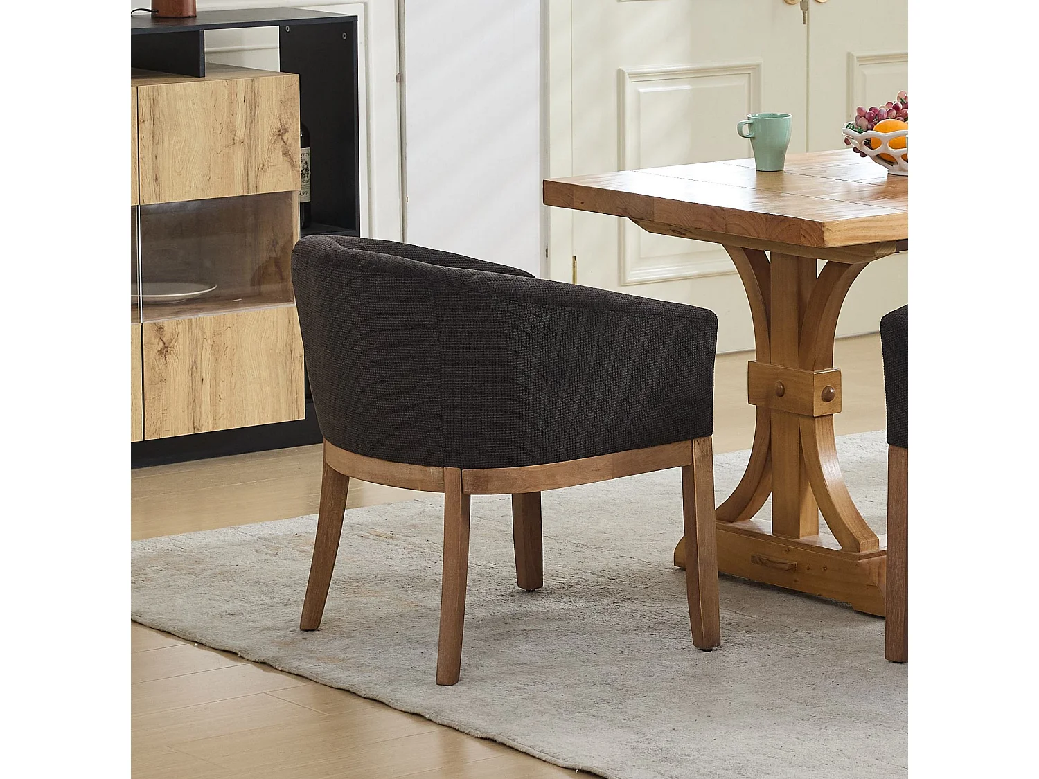 Sedia in ciniglia grigio antracite con braccioli e gambe in legno