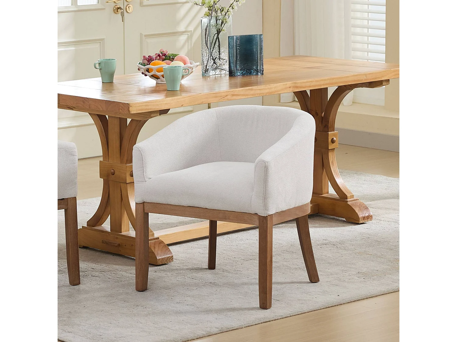 Sedia in ciniglia beige con braccioli e gambe in legno