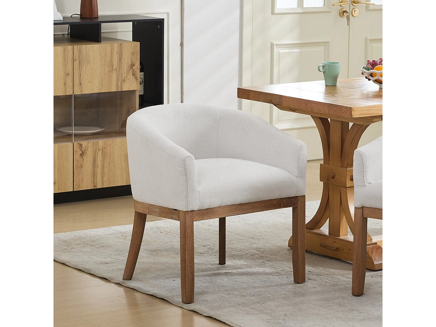Sedia in ciniglia beige con braccioli e gambe in legno