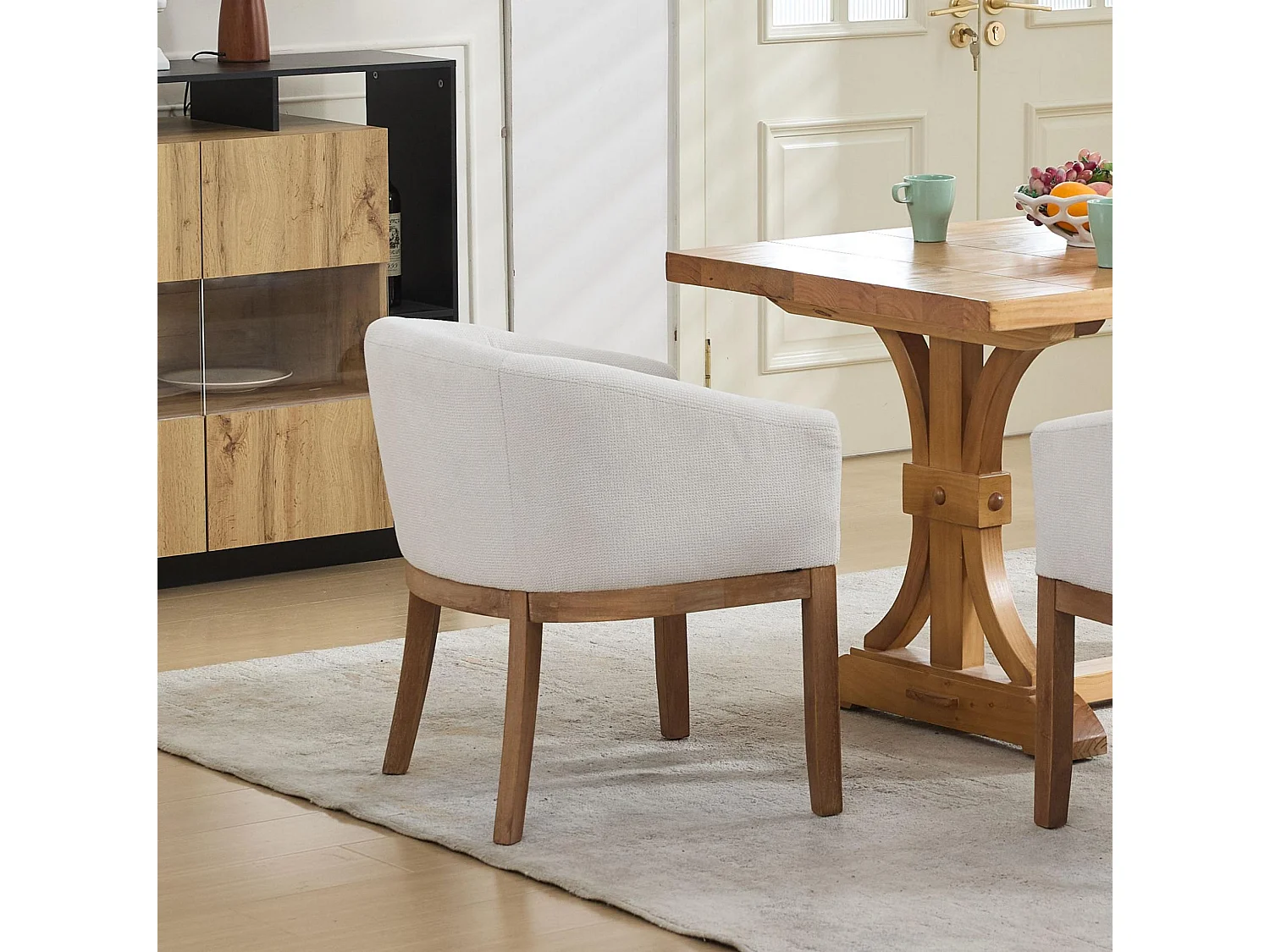 Sedia in ciniglia beige con braccioli e gambe in legno