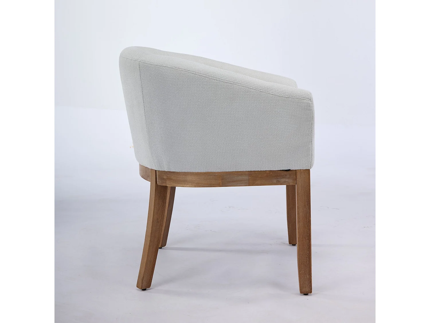 Sedia in ciniglia beige con braccioli e gambe in legno