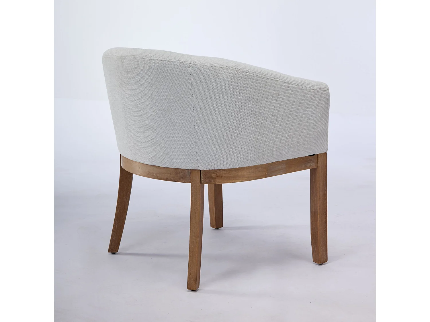 Sedia in ciniglia beige con braccioli e gambe in legno