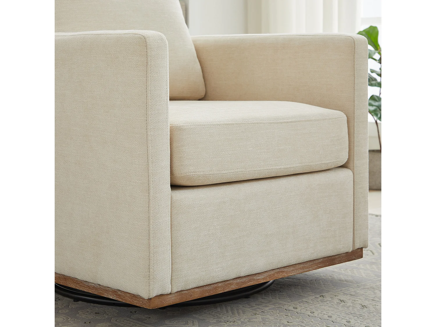 Poltrona girevole in ciniglia beige con braccioli
