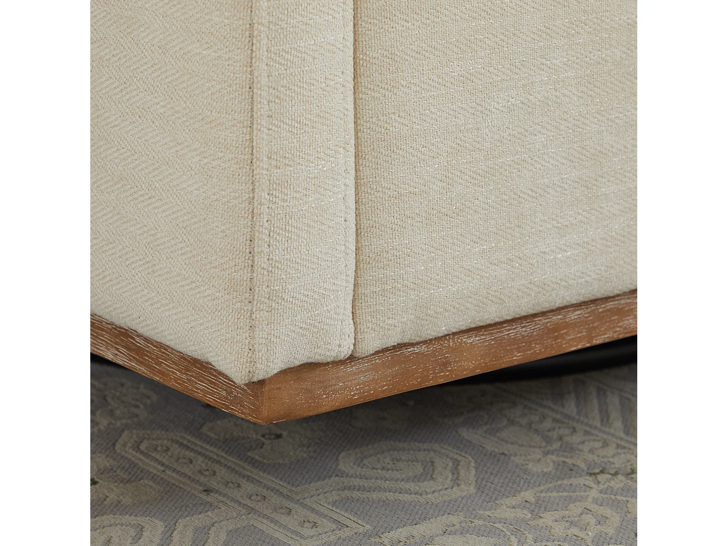 Poltrona girevole in ciniglia beige con braccioli