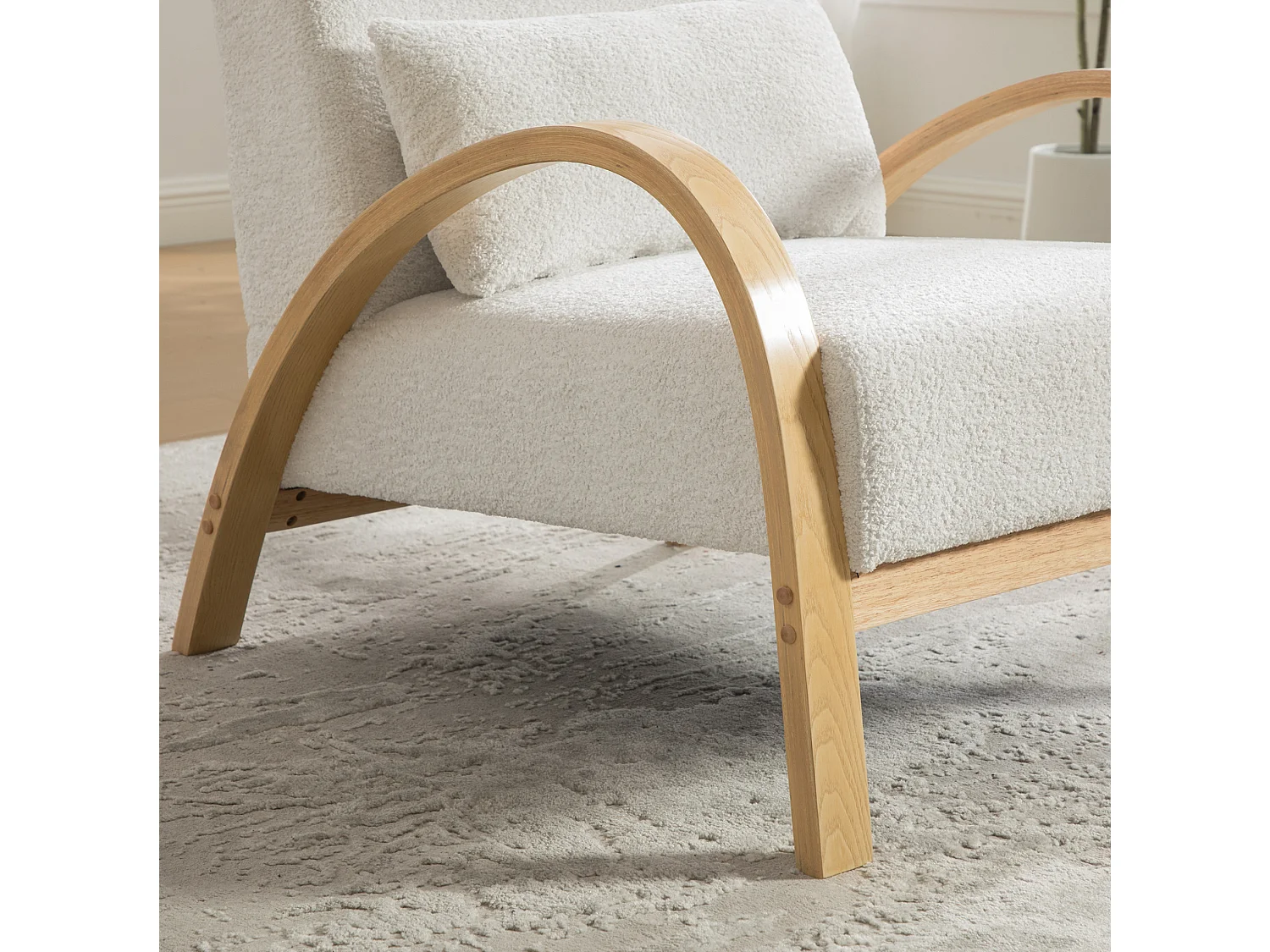Fauteuil en tissu chenille avec accoudoir et coussin - Structure en bois - Ivoire