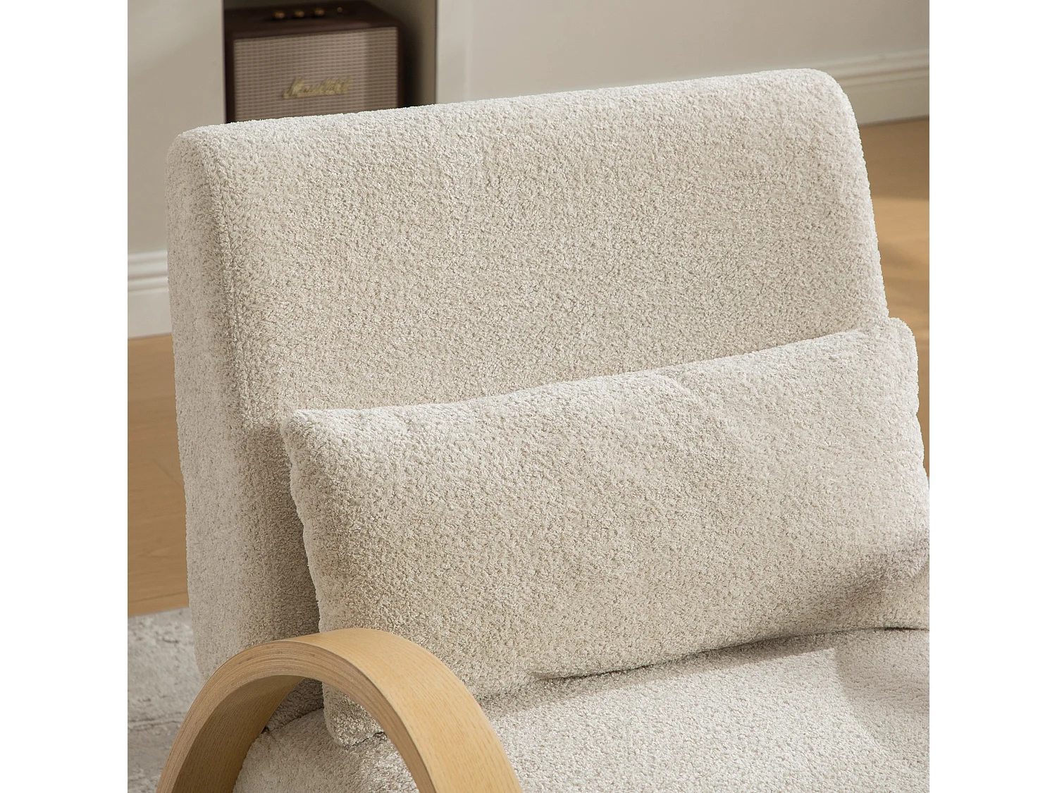 Fauteuil en tissu chenille avec accoudoir et coussin - Structure en bois - Beige