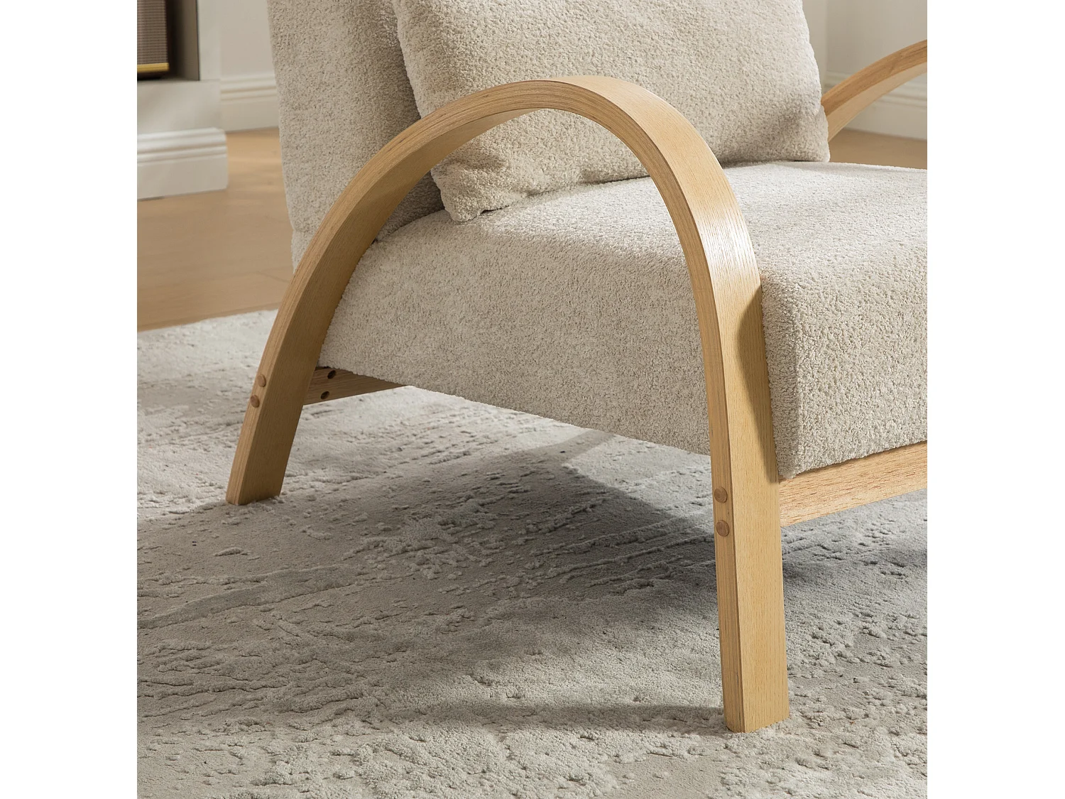Fauteuil en tissu chenille avec accoudoir et coussin - Structure en bois - Beige