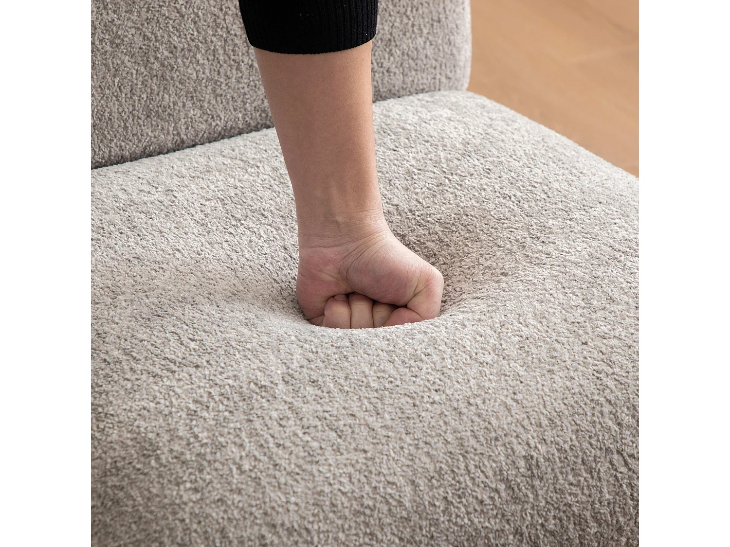 Poltrona 74x61,5x76 cm in ciniglia grigia con gambe in legno - Senza braccioli