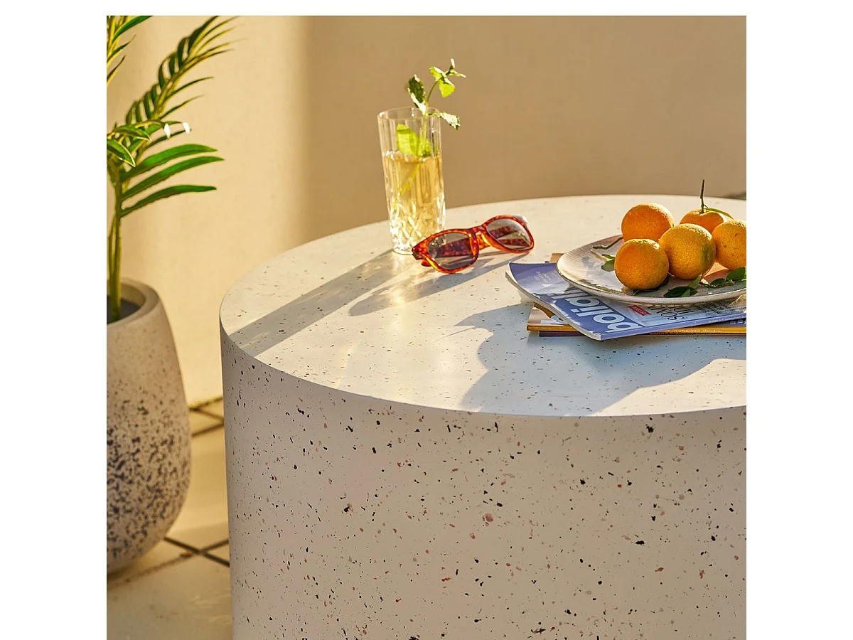 Table basse ronde en fibre d'argile blanche et aspect terrazzo - FIBRALYS