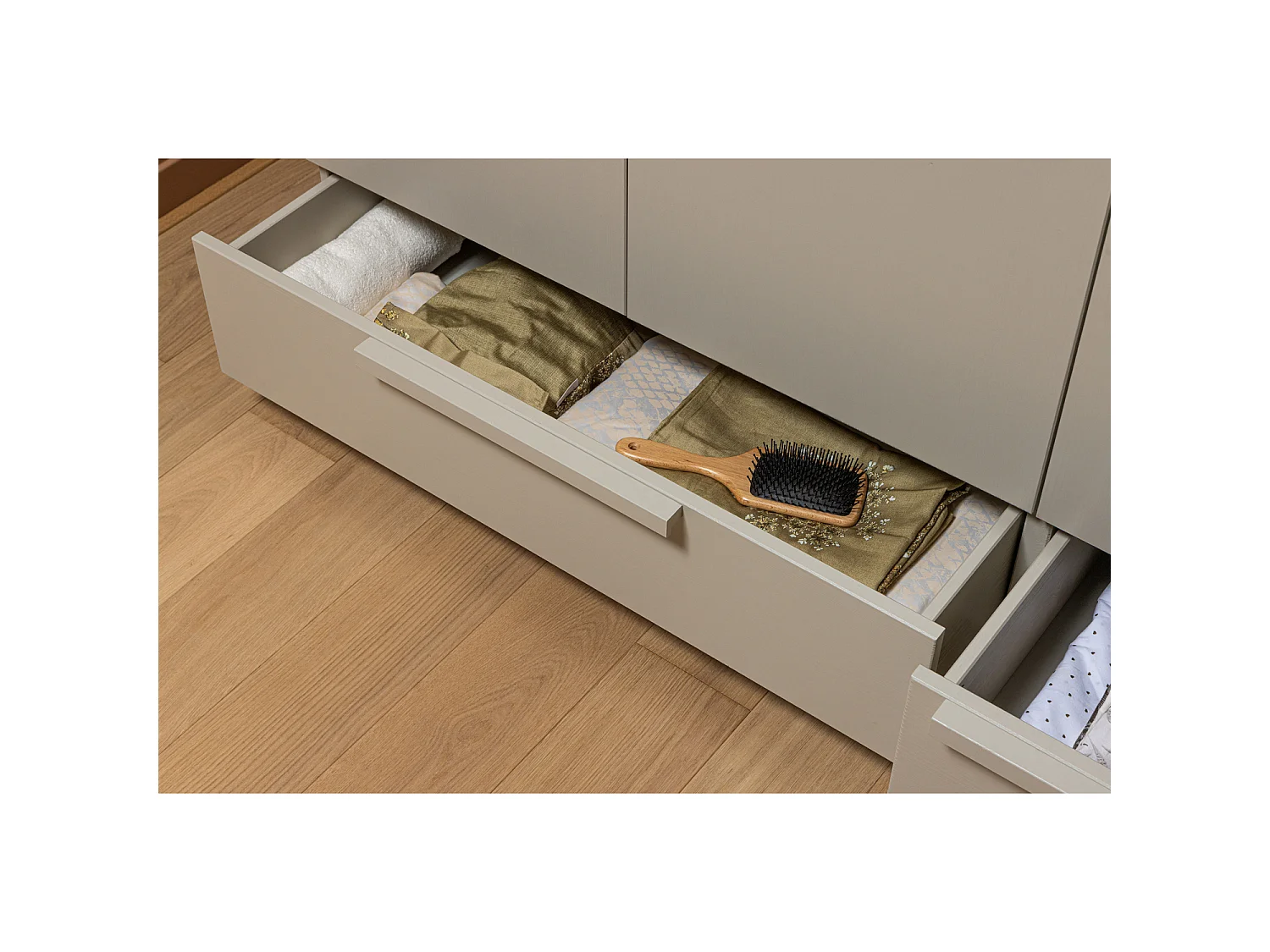 Armoire 3 portes et 2 tiroirs en pin PURE