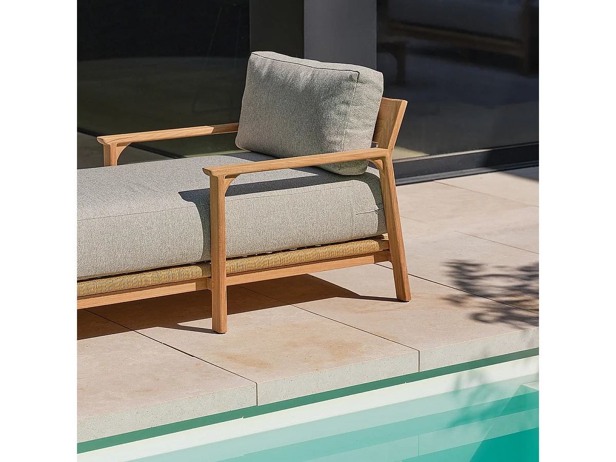 Lettino prendisole in teak con cuscini grigi melange