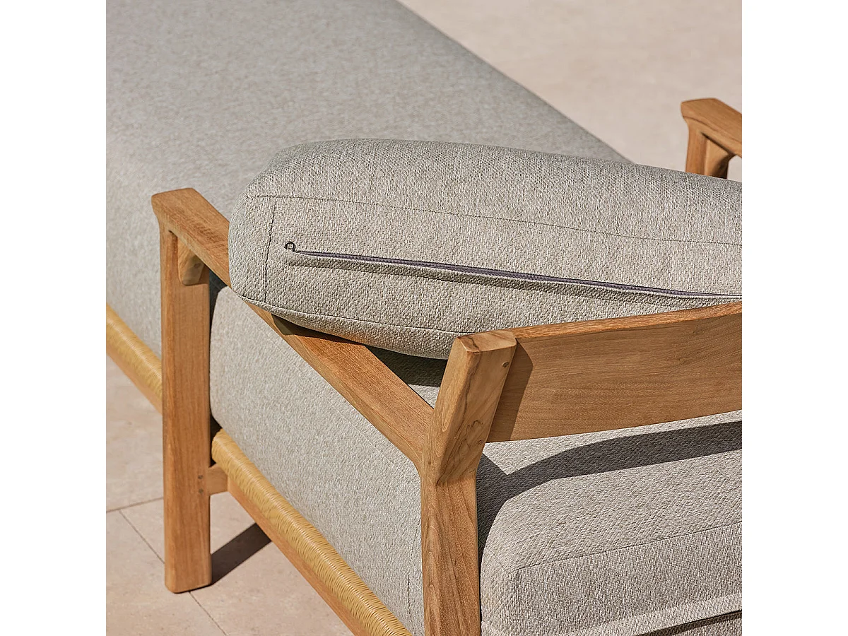 Lettino prendisole in teak con cuscini grigi melange