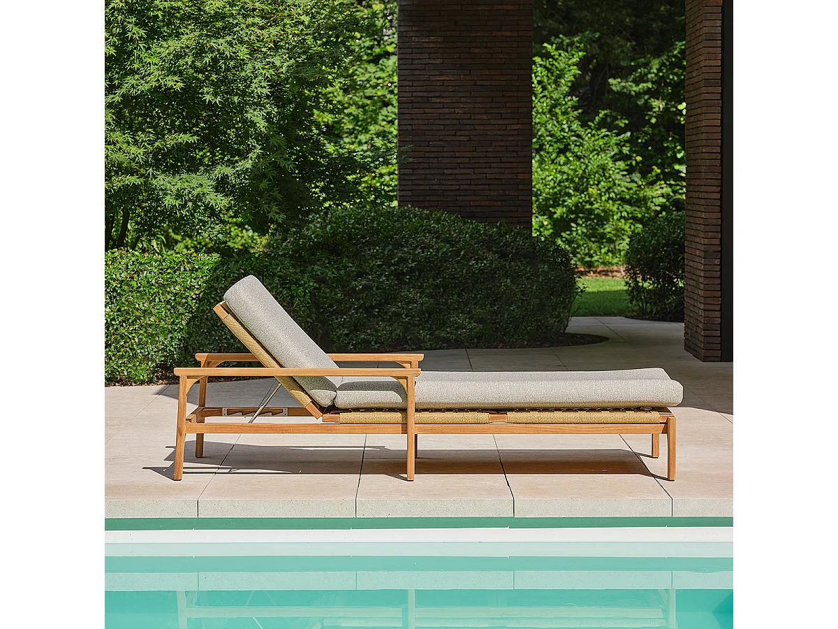 Lettino prendisole in teak con cuscini grigi melange