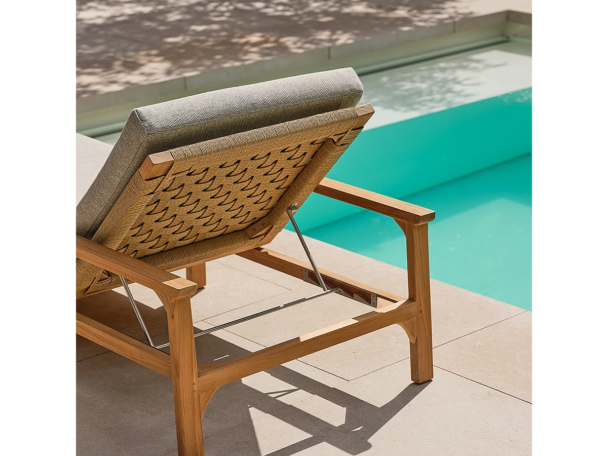 Lettino prendisole in teak con cuscini grigi melange