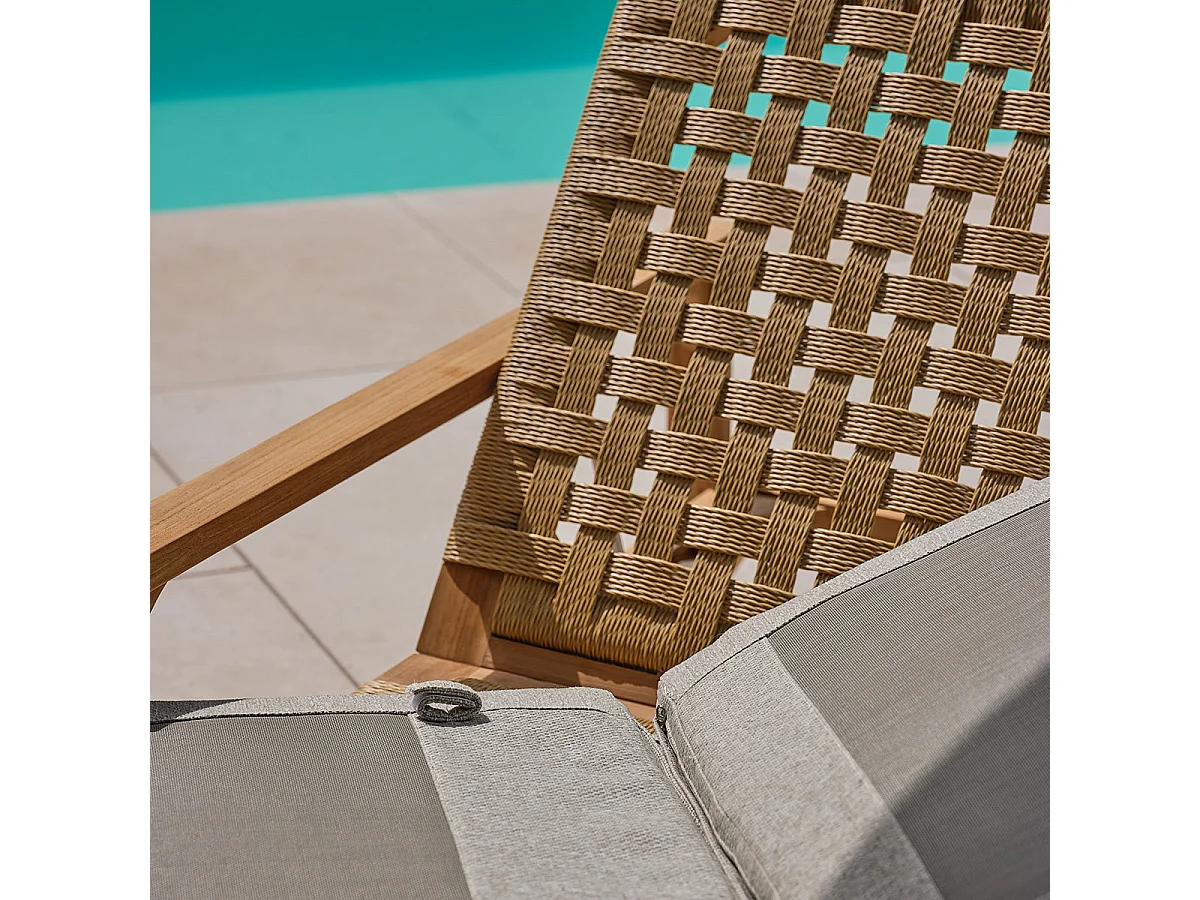 Lettino prendisole in teak con cuscini grigi melange