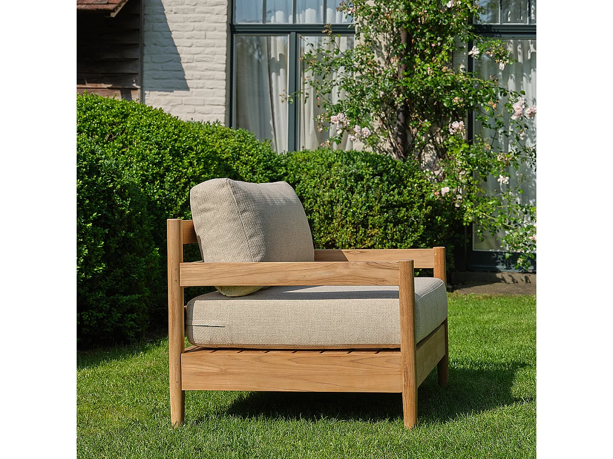 Fauteuil de jardin bas en teck massif avec coussins