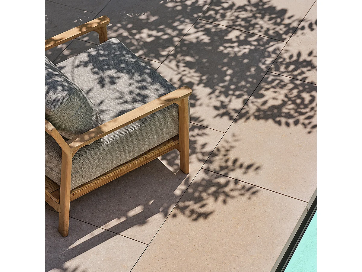 Poltrona da giardino in teak con cuscini grigi melange