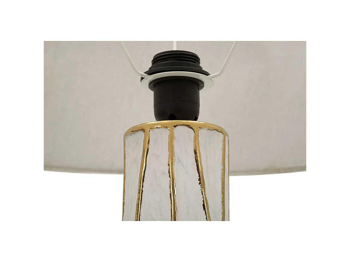 Abajur de mesa moderno Tangier - Base de cerâmica branca com detalhes dourados, cúpula de tecido, soquete E27 - 45x45x73 cm