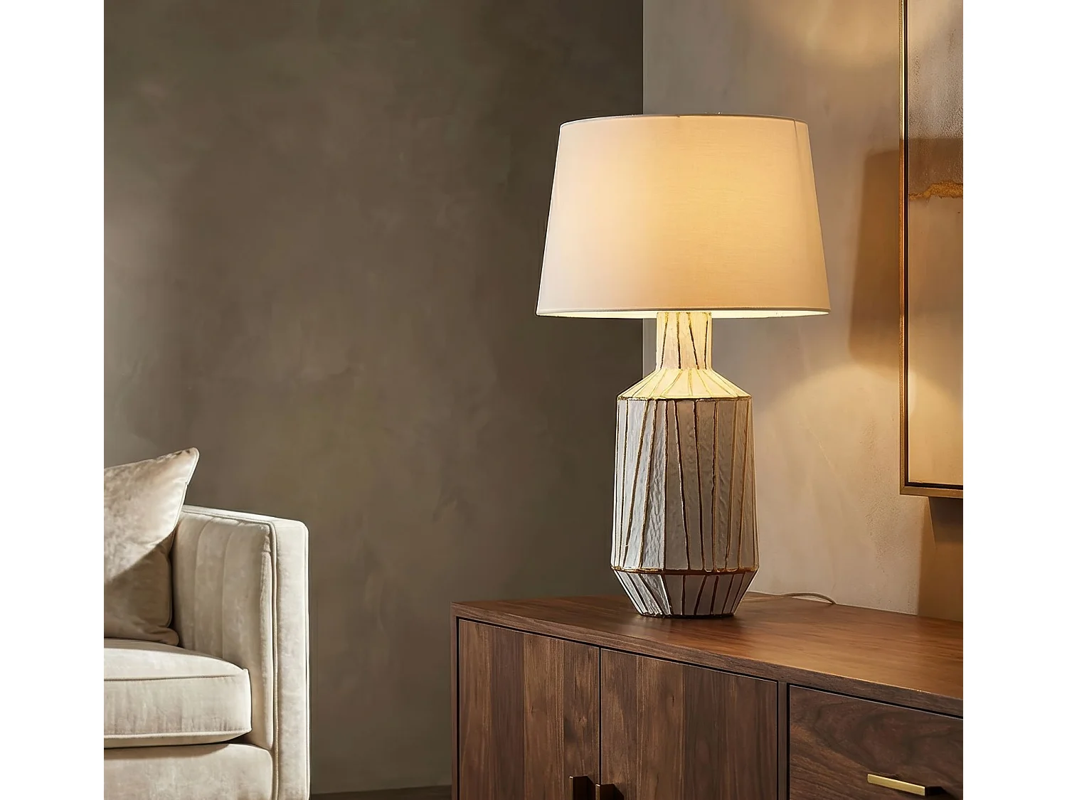 Abajur de mesa moderno Tangier - Base de cerâmica branca com detalhes dourados, cúpula de tecido, soquete E27 - 45x45x73 cm