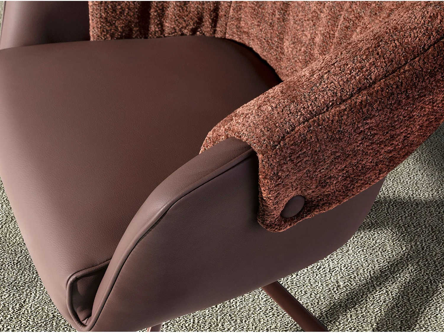 Chaise pivotante en similicuir marron cuivré et tissu marron chiné 4245 ANGEL CERDA