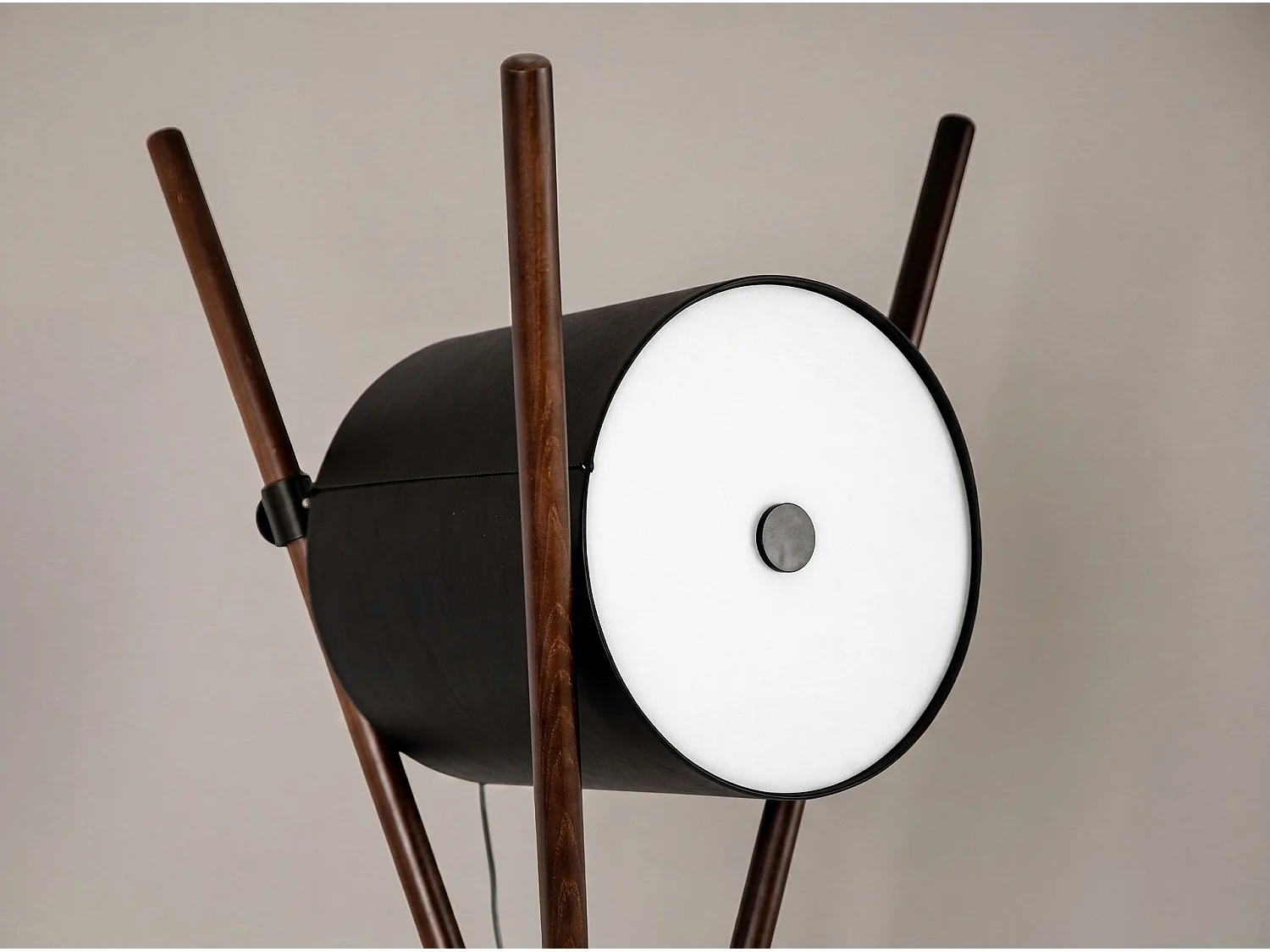 Lampadaire en bois tapissé en similicuir noir et noyer foncé 8098 ANGEL CERDA